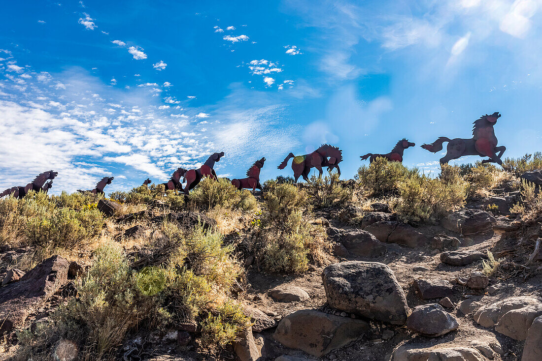 Metallkunstwerk mit der Darstellung von Wildpferden, die über einen Bergrücken auf dem Wild Horse Monument in der Nähe der Stadt Vantage im Osten Washingtons laufen; Vantage, Washington, Vereinigte Staaten von Amerika.