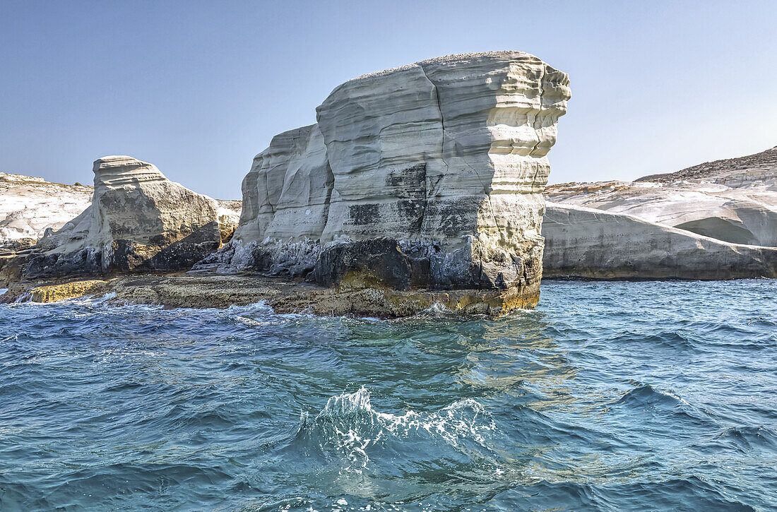 Weiße Felsformationen und blauer Himmel entlang des Mittelmeers; Milos, Griechenland