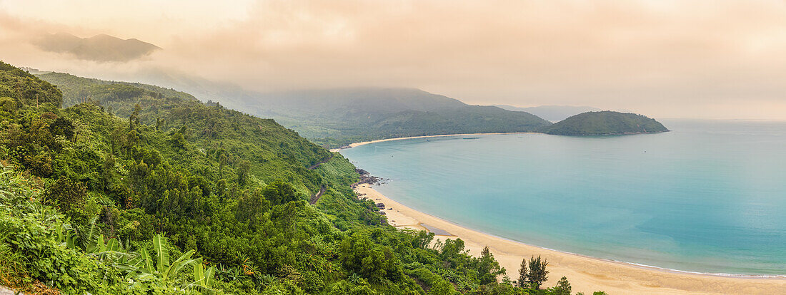 Blick auf die Strände entlang der Küste vom Aussichtspunkt am Hai Van Pass; Vietnam