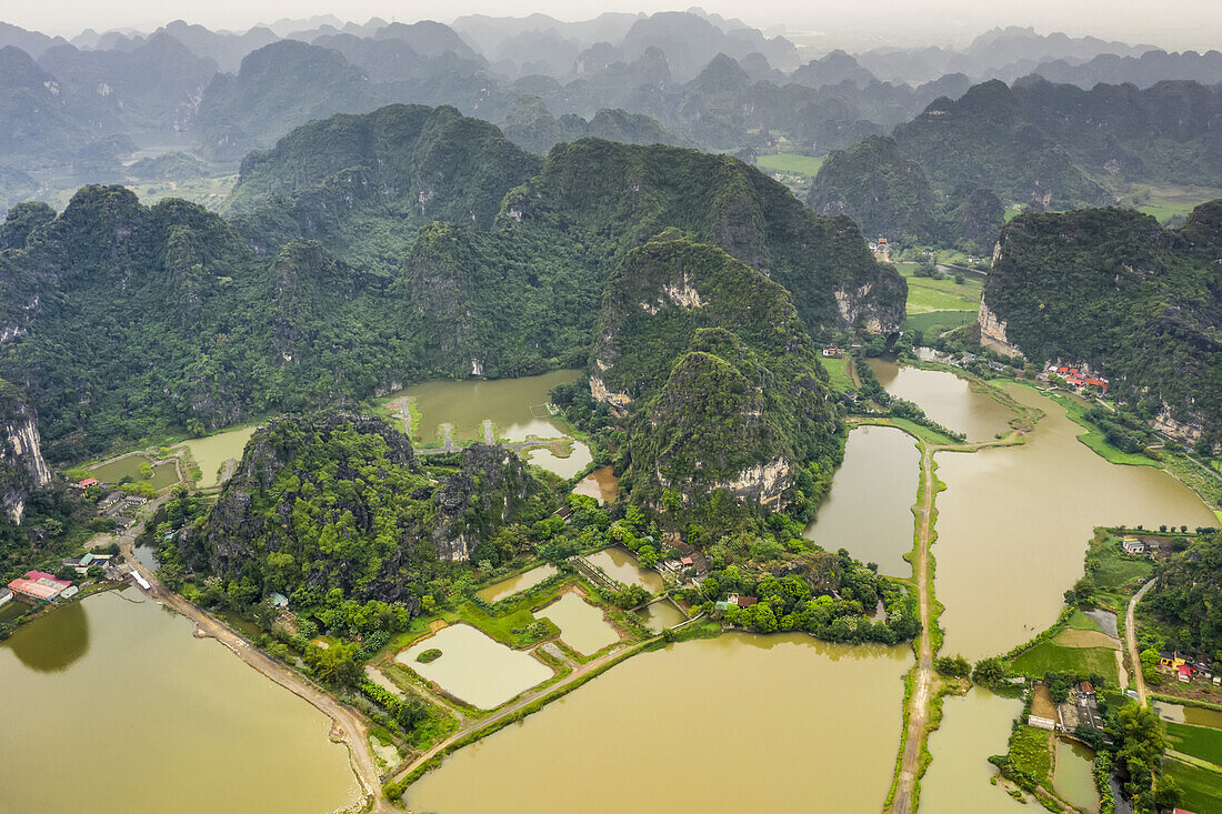 Drohnenansicht von Ninh Binh entlang der Küstenlinie; Ninh Binh, Ninh Binh Provinz, Vietnam