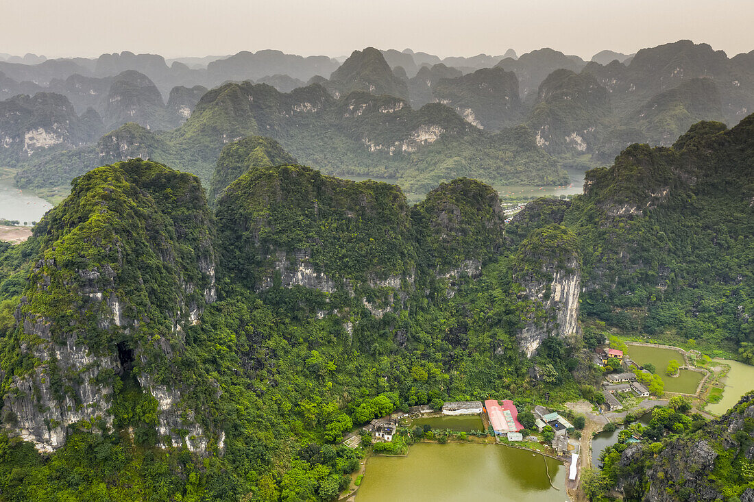 Drohnenansicht von Ninh Binh entlang der Küstenlinie; Ninh Binh, Ninh Binh Provinz, Vietnam