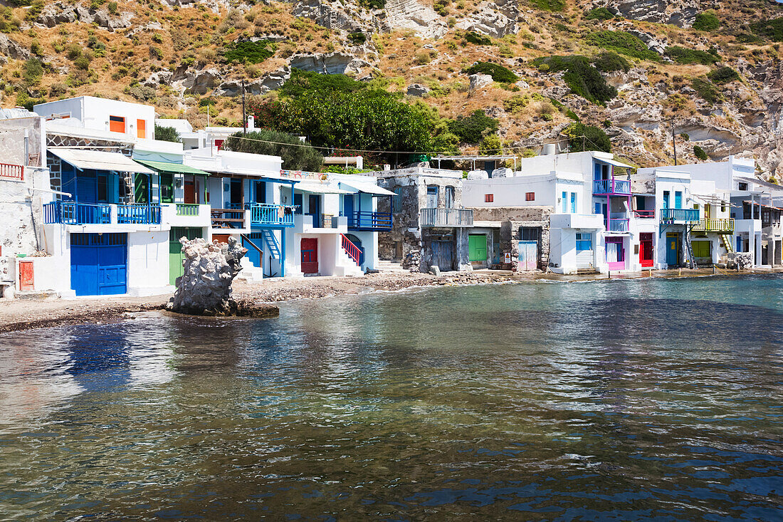 Dorf Klima mit weißen Häusern und bunten Akzenten am Wasser; Klima, Insel Milos, Kykladen, Griechenland.