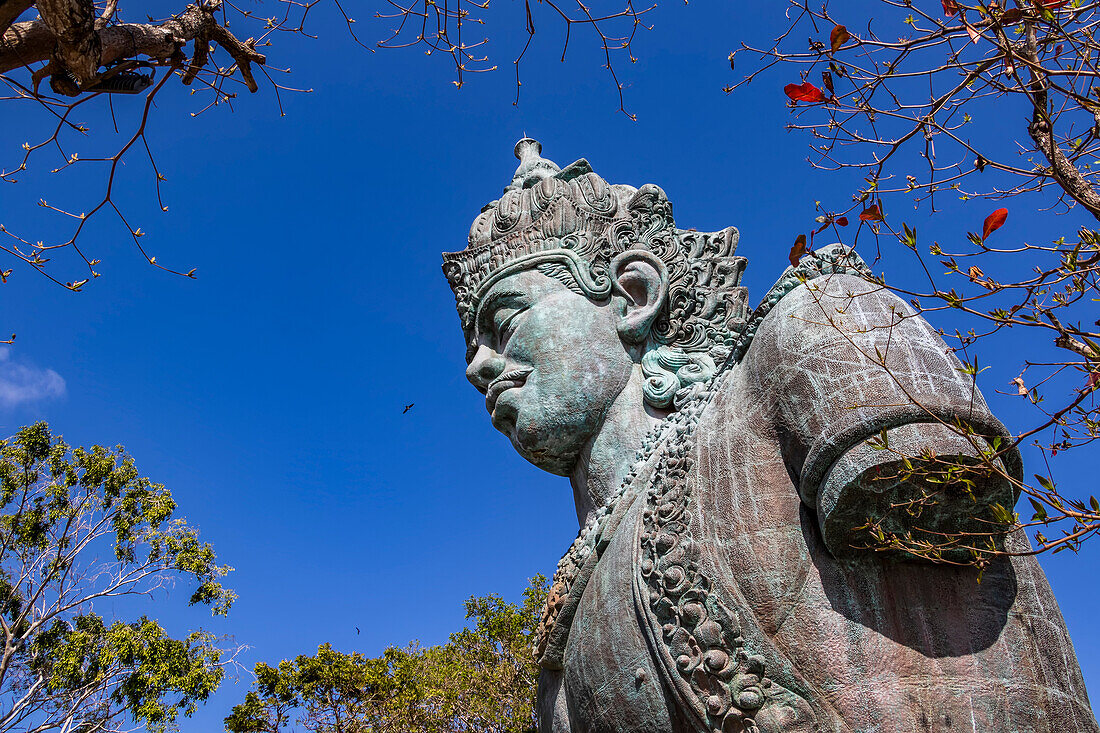 Die 23 Meter hohe Vishnu-Statue im Garuda Wisnu Kencana Cultural Park; Bali, Indonesien.