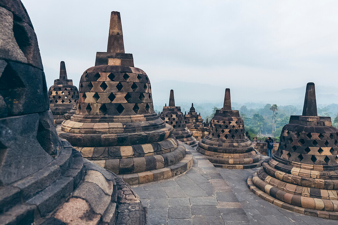 Stupas des Borobudur-Tempels; Yogyakarta, Indonesien