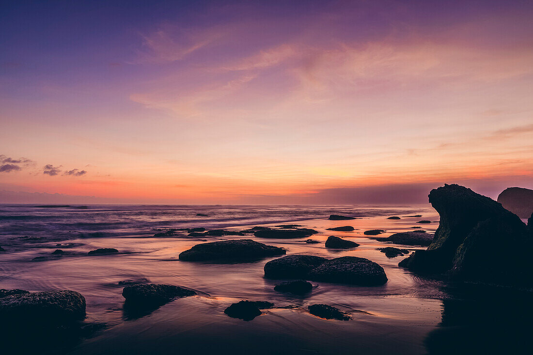 Sonnenuntergang am Parangendog-Strand; Purwosari, Yogyakarta, Indonesien.