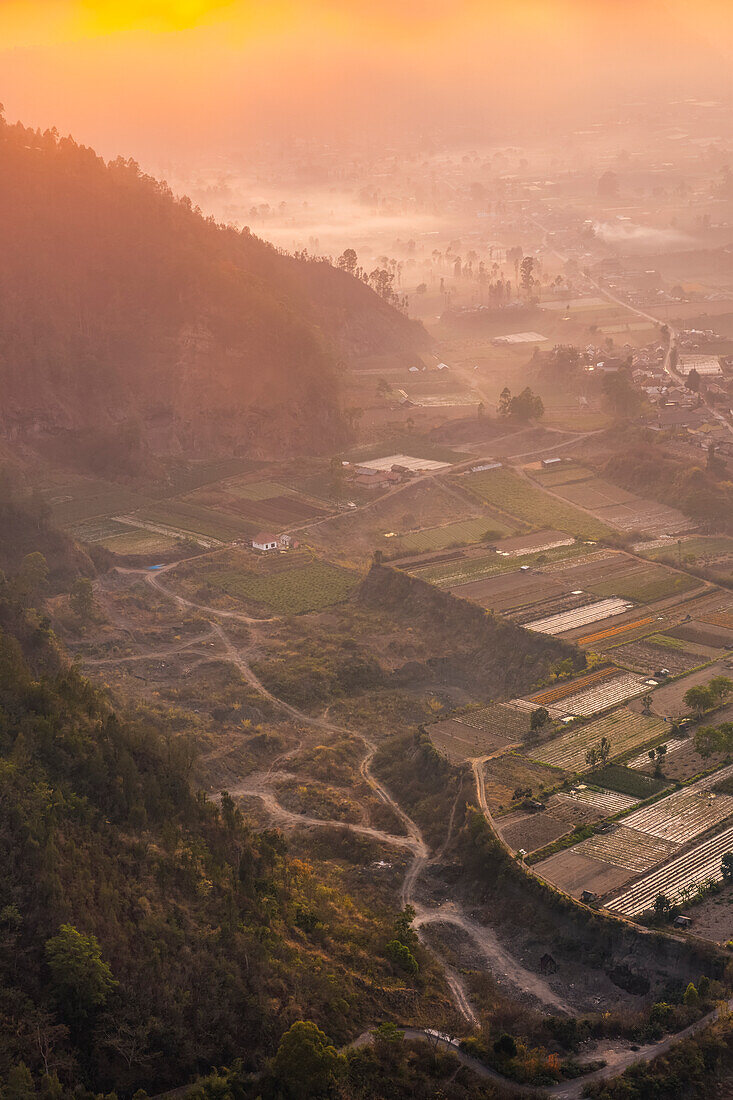 Sonnenaufgang am Berg Batur; Bali, Indonesien.