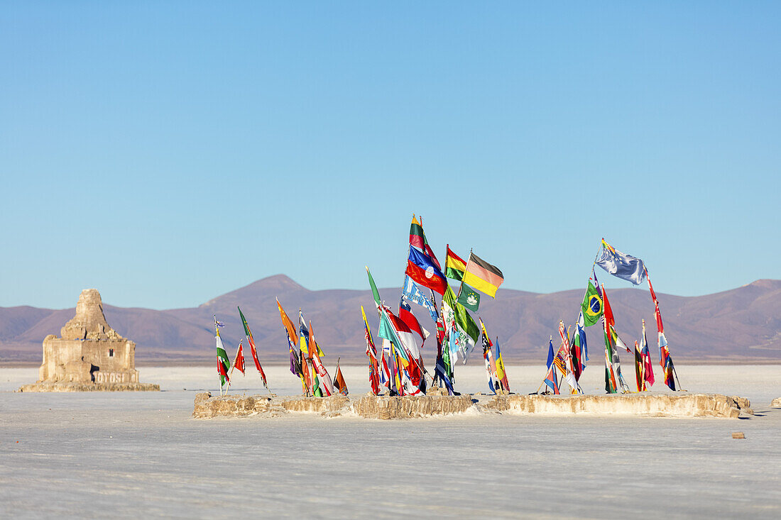 Flaggen der Welt am Eingang des Salar de Uyuni; Potosi, Bolivien