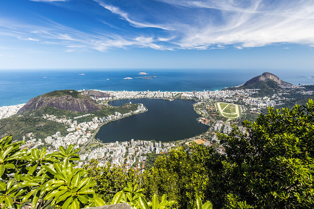 Blick auf die Küste und die Lagune von Rio de Janeiro, einem UNESO-Weltkulturerbe; Rio de Janeiro, Rio de Janeiro, Brasilien.