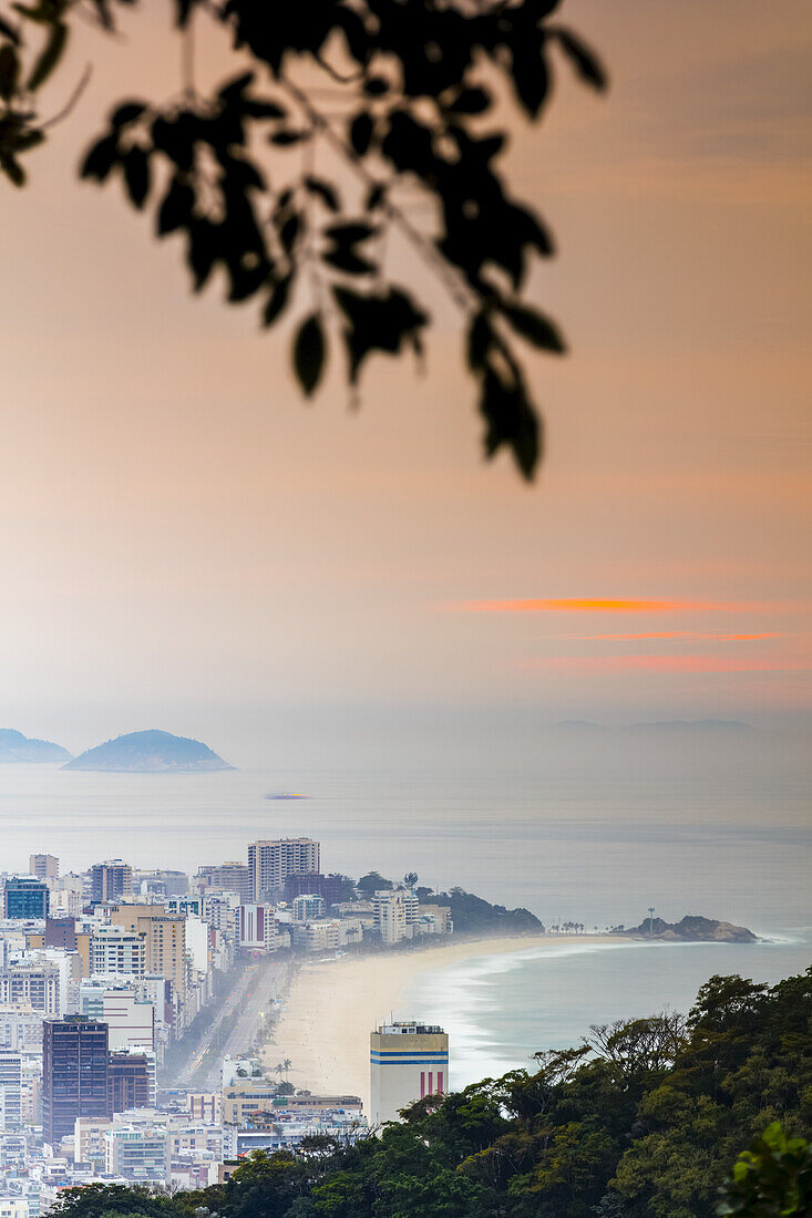 Sonnenaufgang über Rio de Janeiro von der Favela Rocinha aus gesehen; Rio de Janeiro, Rio de Janeiro, Brasilien.