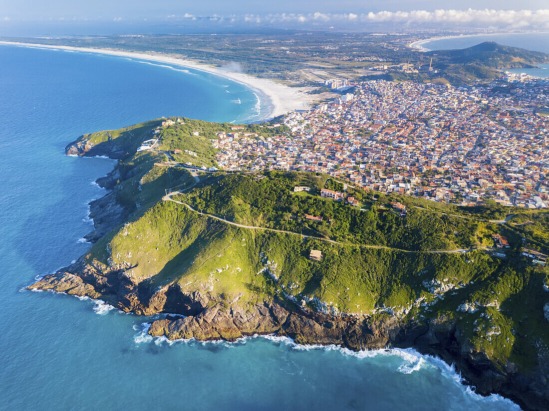 Blick von oben auf Arraial do Cabo; Arraial do Cabo, Rio de Janeiro, Brasilien