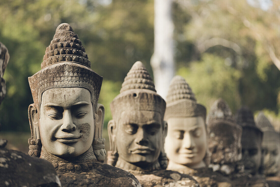 Kopfskulpturen am Südtor des Bayon-Tempels, Angkor Wat-Komplex; Siem Reap, Kambodscha.