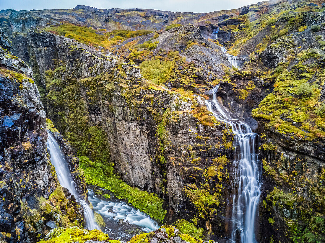 Glymur ist der zweithöchste Wasserfall in Island, mit einer Kaskade von 198 Metern; Hvalfjaroarsveit, Hauptstadtregion, Island