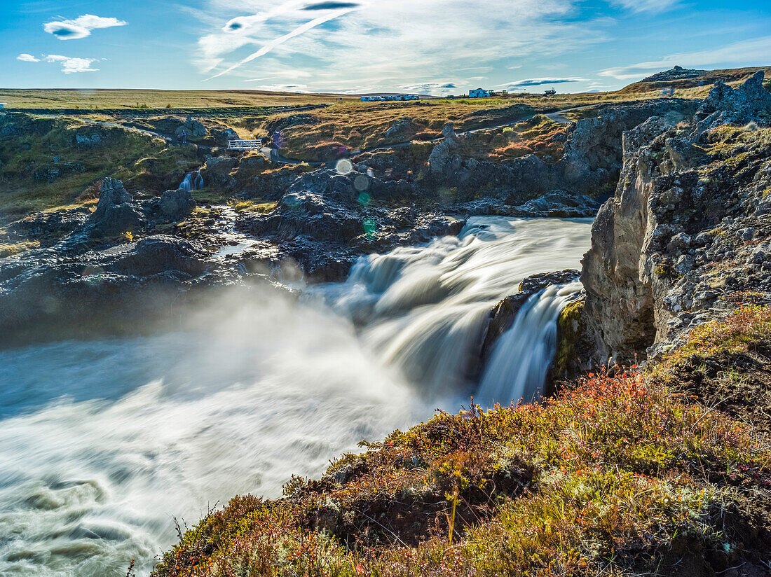 Schroffe, felsige Landschaft und fließende Kaskaden eines Flusses; Pingeyjarsveith, nordöstliche Region, Island