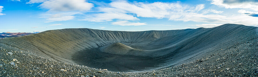 Der Hverfjall-Krater, ein Tephrakegel oder Tuffstein-Ringvulkan in Nordisland.  Der Krater hat einen Durchmesser von etwa 1 Kilometer; Skutustadahreppur, Nordostregion, Island