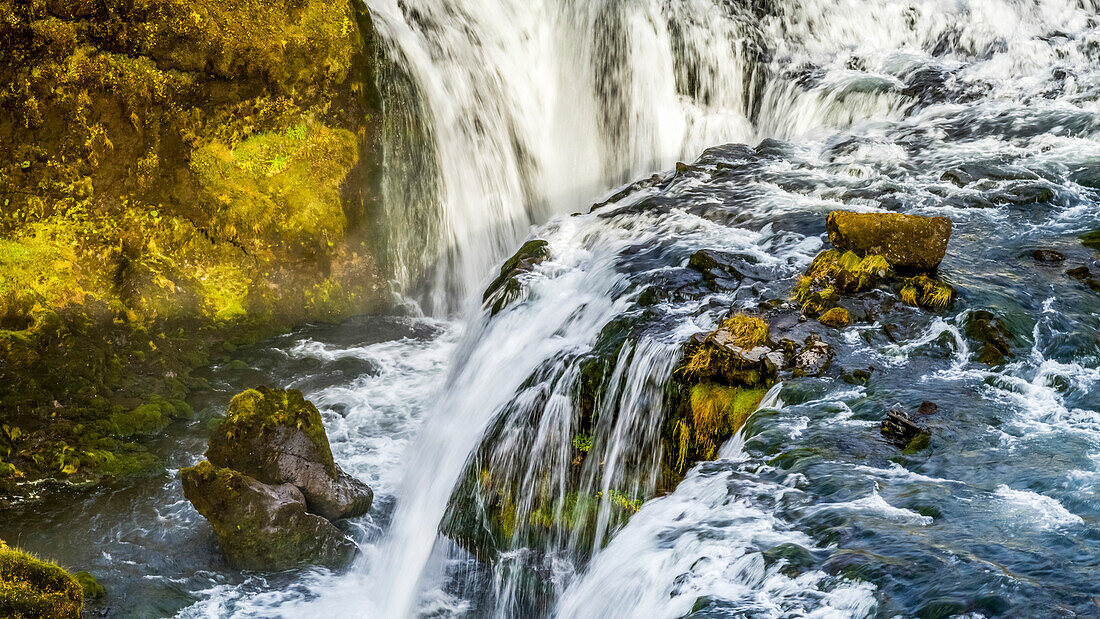 Der Skogafoss ist einer der größten und schönsten Wasserfälle Islands mit einer erstaunlichen Breite von 25 Metern und einer Fallhöhe von 60 Metern; Rangarping eystra, Südliche Region, Island