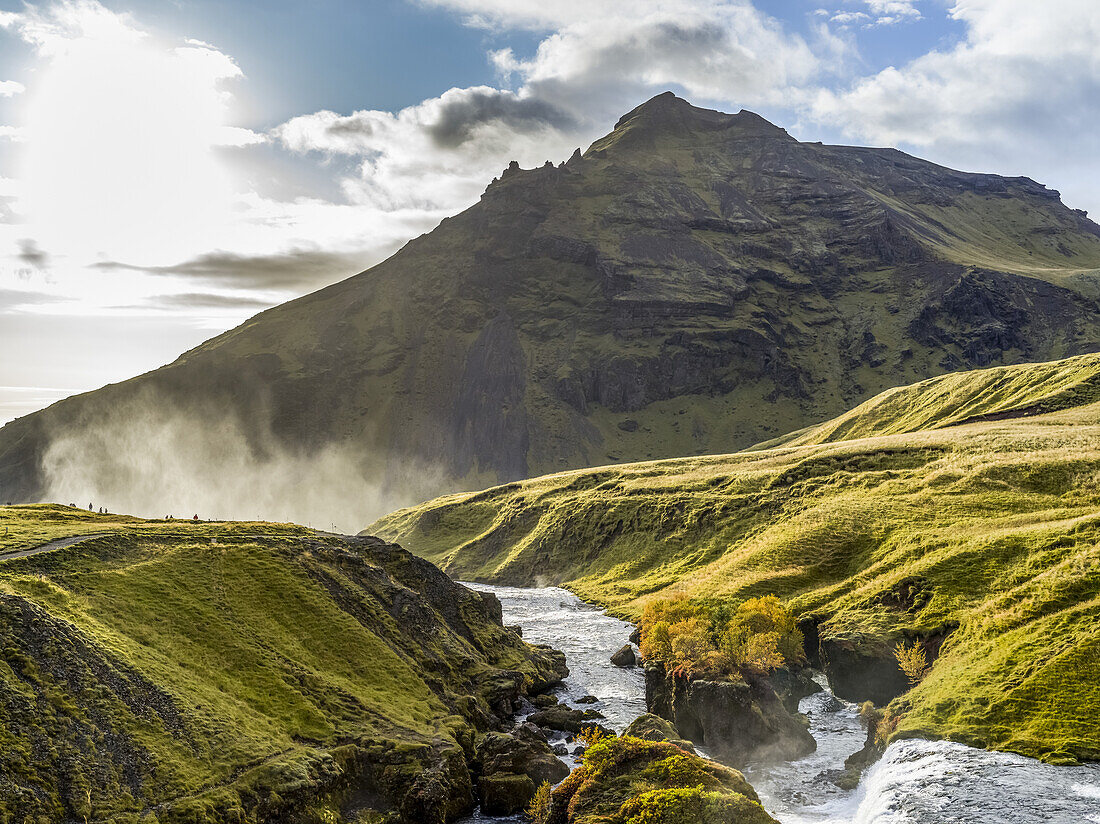 Der Skogafoss ist einer der größten und schönsten Wasserfälle Islands mit einer erstaunlichen Breite von 25 Metern und einer Fallhöhe von 60 Metern; Rangarping eystra, Südliche Region, Island