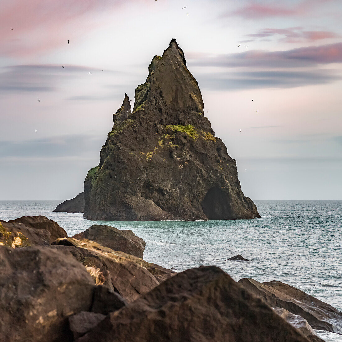 Felsformationen entlang der Küstenlinie der südlichen Region Islands; Myrdalshreppur, südliche Region, Island.