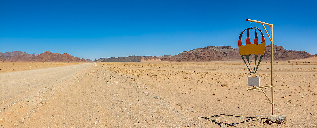 Fahren auf einer langen trockenen Straße, Namib-Wüste; Namibia.