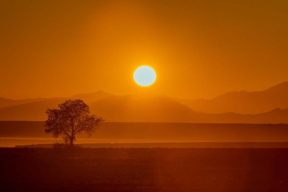 Sonnenaufgang in Aluvlei, Namib-Naukluft-Nationalpark; Namibia