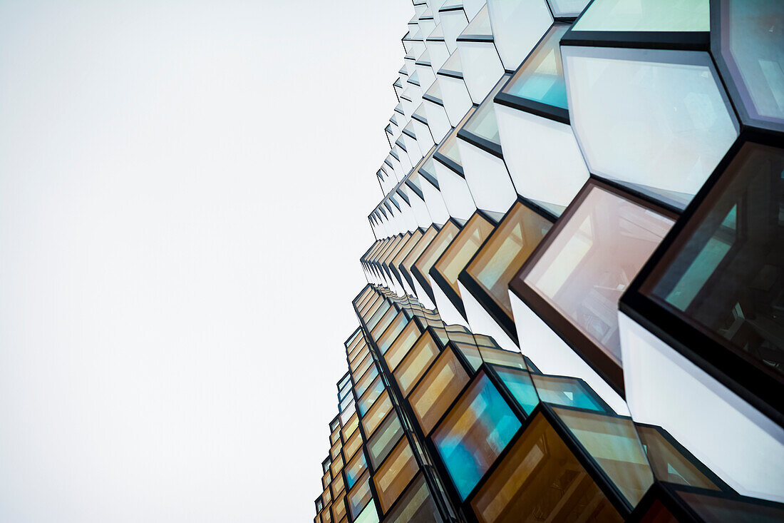 Abstraktes Detail von Fenstern, Konzerthalle und Konferenzzentrum Harpa; Reykjavik, Reykjavik, Island.