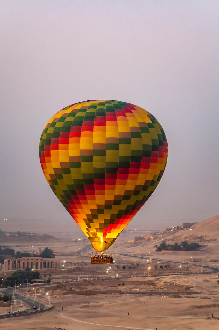 Heißluftballonfahrt in der Morgendämmerung; Luxor, Ägypten