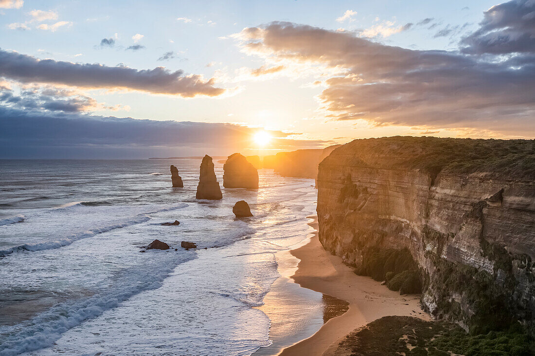 Die Zwölf Apostel, Kalksteinfelsen entlang der Küste, Great Ocean Road, Port Campbell National Park; Port Campbell, Victoria, Australien.