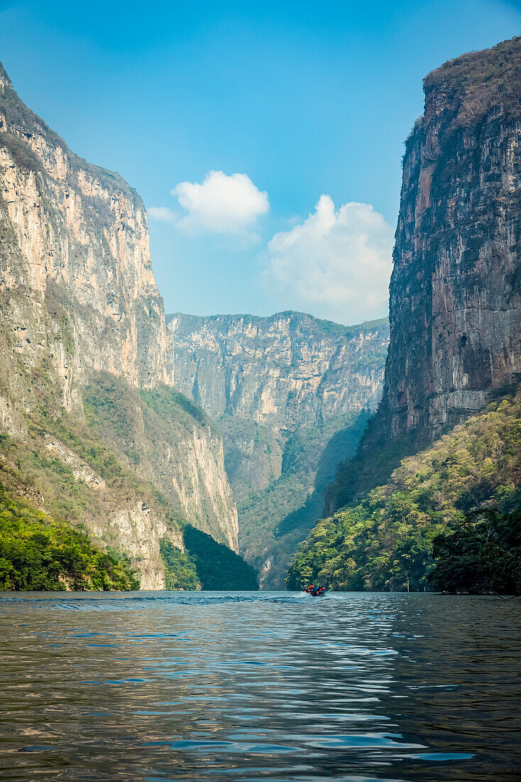 Blick auf die Sumidero-Schlucht, die auf dem Siegel des Bundesstaates Chiapas abgebildet ist, Sumidero-Schlucht-Nationalpark; Chiapas, Mexiko.