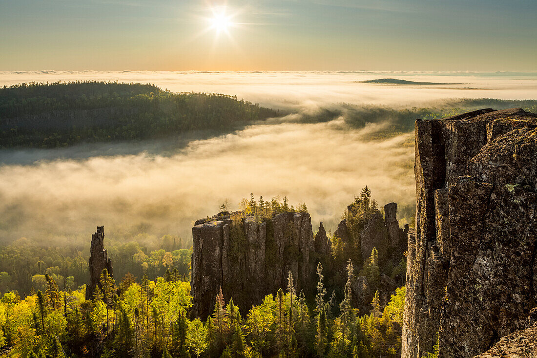 Sonnenaufgang über einem dunstigen, nebligen Tal im Kanadischen Schild; Dorian, Ontario, Kanada