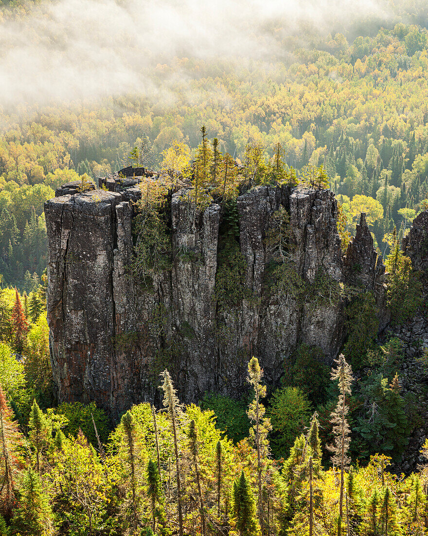 Sonnenaufgang über einem dunstigen, nebligen Tal im Kanadischen Schild; Dorian, Ontario, Kanada