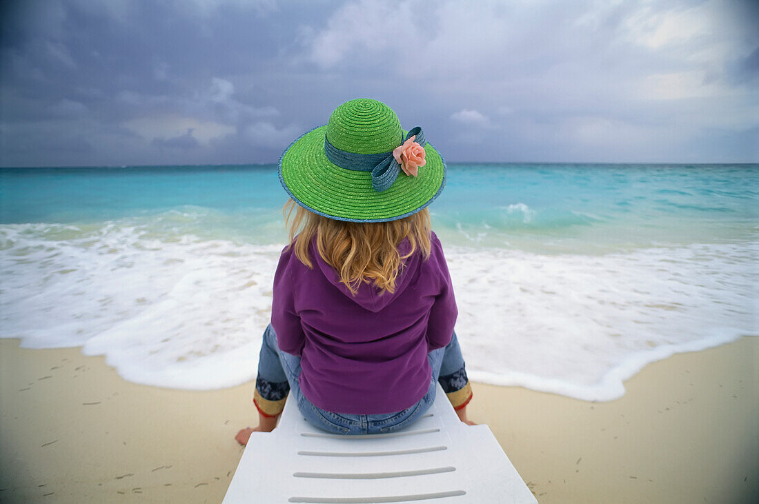 Rückenansicht einer Frau am Strand Esmerelda Beach, Holguin, Kuba