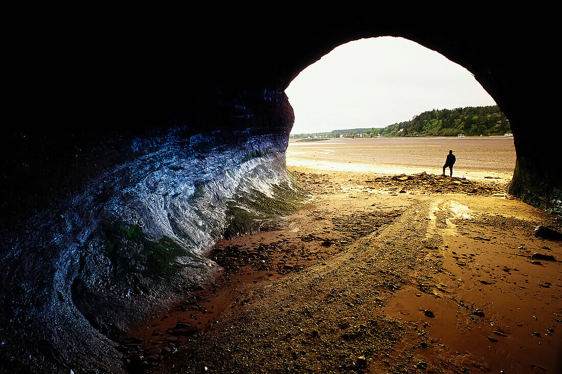 Person in Meereshöhle bei Ebbe Bay of Fundy, New Brunswick Kanada