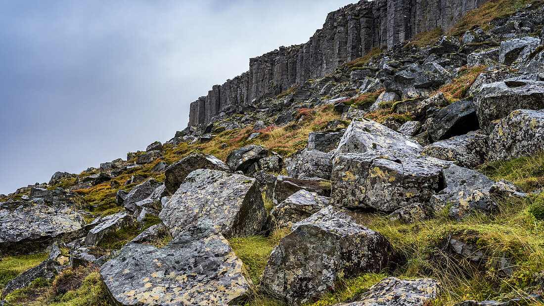 Gerduberg ist ein Felsen aus Dolerit, einem grobkörnigen Basaltgestein, auf der westlichen Halbinsel Snaefellsnes; Eyja- og Miklaholtshreppur, Westregion, Island