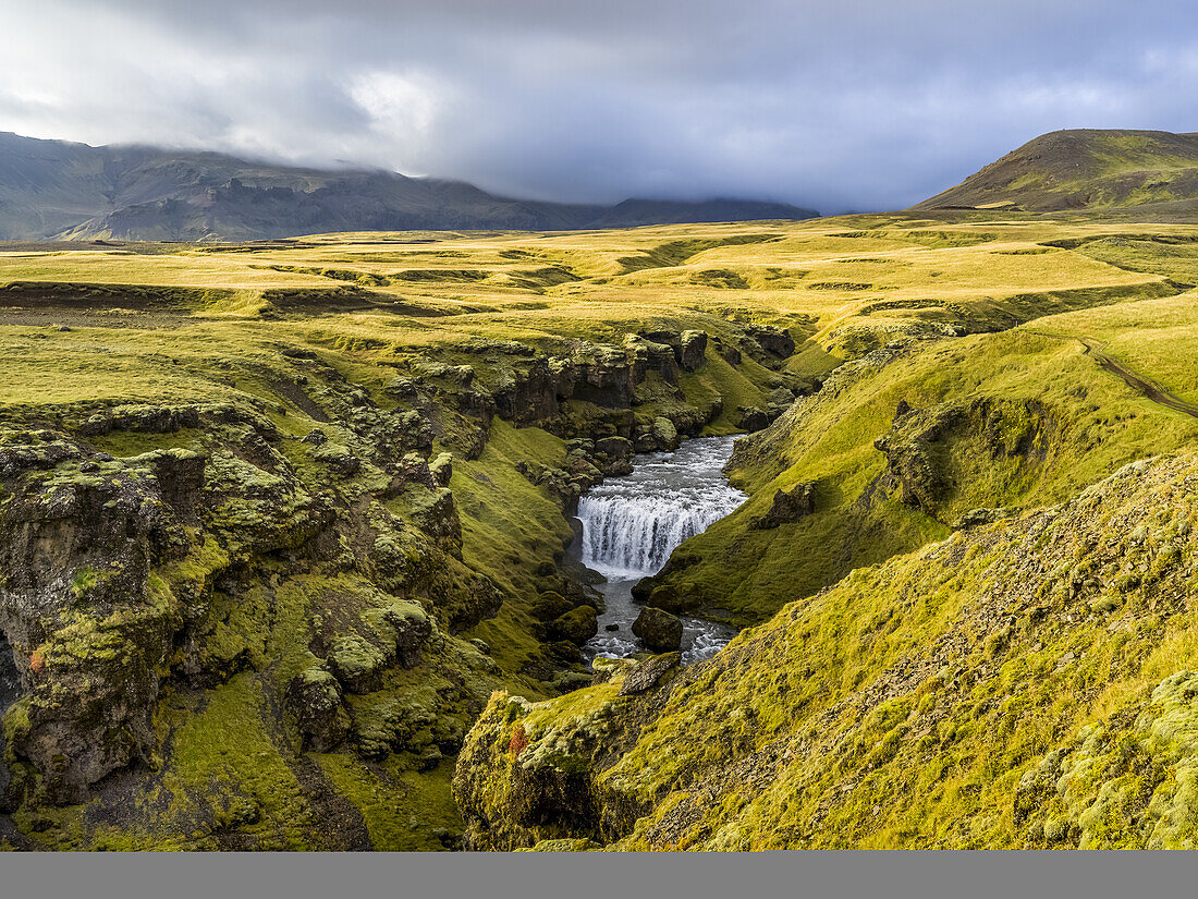 Skogafoss ist einer der größten und schönsten Wasserfälle Islands mit einer erstaunlichen Breite von 25 Metern und einer Fallhöhe von 60 Metern; Rangarping eystra, Südliche Region, Island