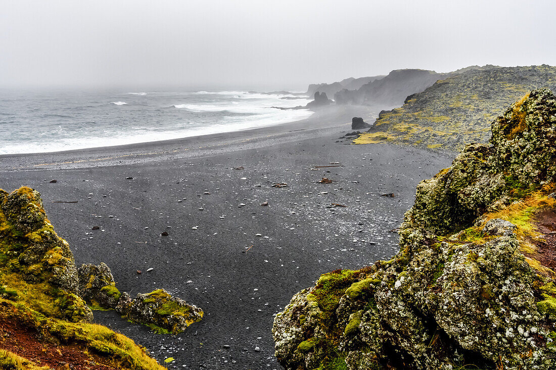 Djupalonssandur ist eine bogenförmige Bucht mit dunklen Klippen und schwarzem Sand auf der Halbinsel Snaefellsnes im Westen Islands. Faszinierende Überreste aus dieser Zeit finden sich in Form von vier antiken Hebesteinen, die sich noch immer am Strand befinden; Snaefellsbaer, Westregion, Island