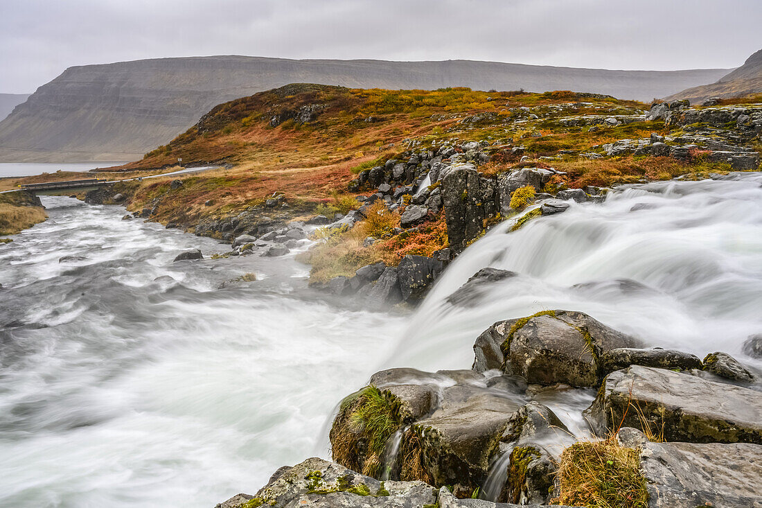 Dynjandi (auch bekannt als Fjallfoss) ist eine Reihe von Wasserfällen in den Westfjorden, Island. Die Wasserfälle haben eine Gesamthöhe von 100 Metern; Isafjardarbaer, Westfjorde, Island