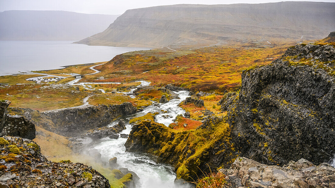 Dynjandi (auch bekannt als Fjallfoss) ist eine Reihe von Wasserfällen in den Westfjorden, Island. Die Wasserfälle haben eine Gesamthöhe von 100 Metern; Isafjardarbaer, Westfjorde, Island