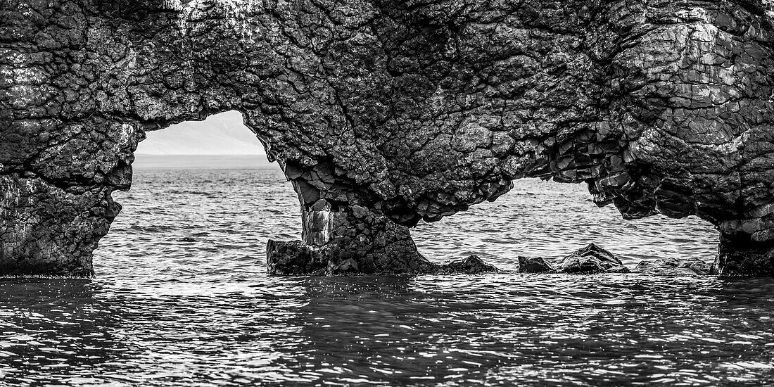 Hvitserkur ist ein 15 Meter hoher Basaltfelsen an der Ostküste der Halbinsel Vatnsnes im Nordwesten Islands. Der Felsen hat zwei Löcher an der Basis, die ihm das Aussehen eines trinkenden Drachens verleihen; Hunaping vestra, nordwestliche Region, Island