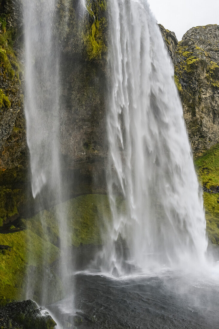 Der Seljalandsfoss ist einer der bekanntesten Wasserfälle in Island. Ein Weg führt hinter den Wasserfall; Rangarping eystra, Südliche Region, Island