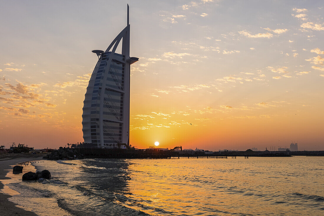 Sonnenuntergang hinter dem Burj Al Arab; Dubai, Vereinigte Arabische Emirate