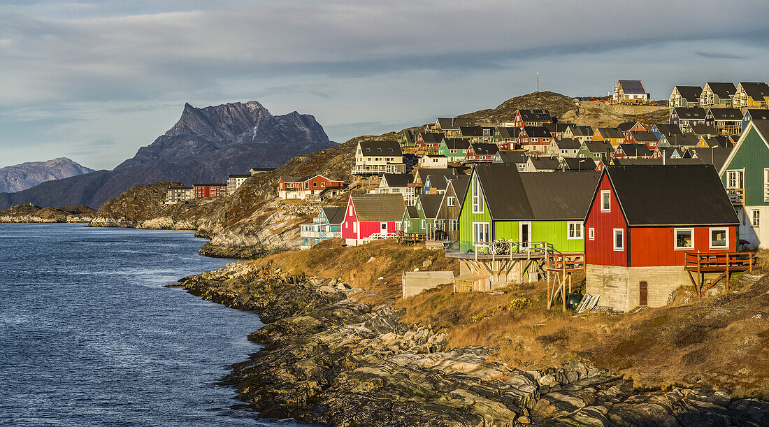 Bunte Häuser entlang der felsigen Küste von Nuuk; Nuuk, Sermersooq, Grönland.