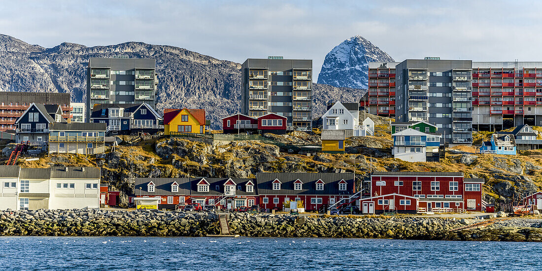 Bunte Häuser entlang der felsigen Küste von Nuuk; Nuuk, Sermersooq, Grönland.