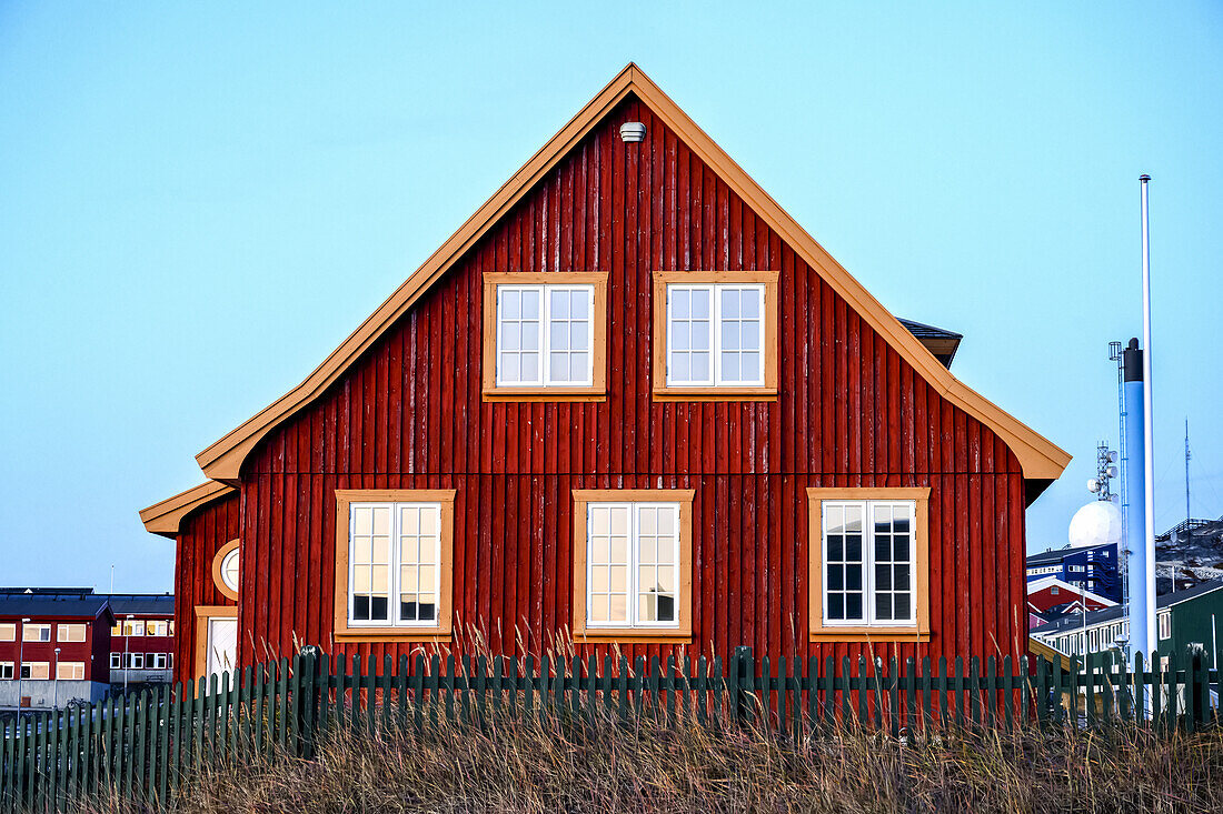 Ein typisches Gebäude in Nuuk, Grönland, mit spitzem Dach und verwitterter Fassade; Nuuk, Sermersooq, Grönland.
