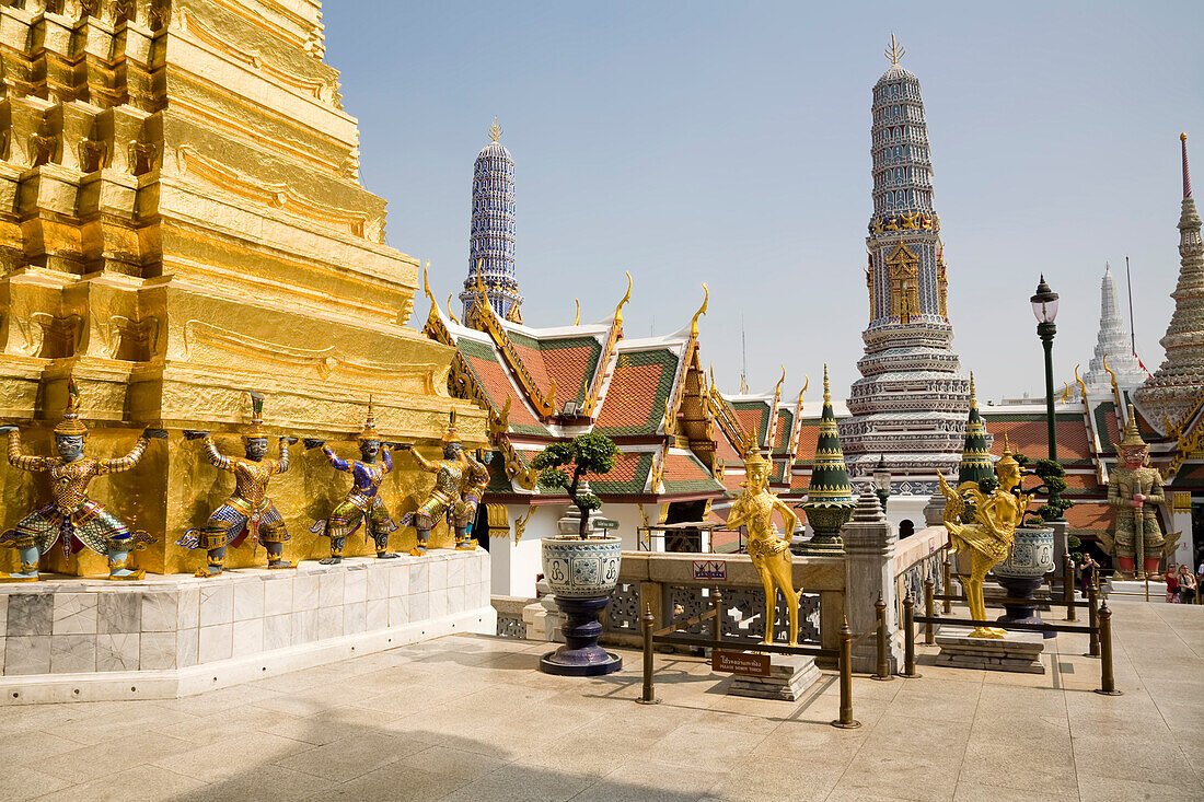 Phra Chedi Thong, Kinnara-Statuen und Prang, Phra Prang Paed Ong, Wat Phra Kaew, Großer Palast, Bangkok, Thailand