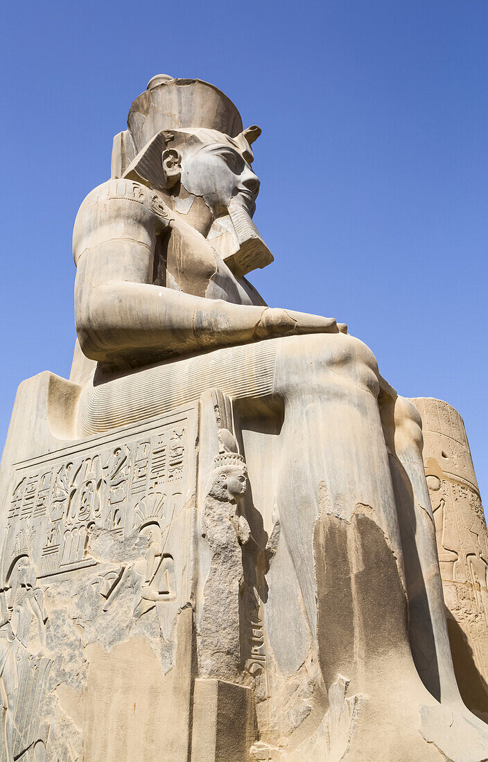 Koloss von Ramses II, Hof von Ramses II, Luxor-Tempel, UNESCO-Welterbe; Luxor, Ägypten