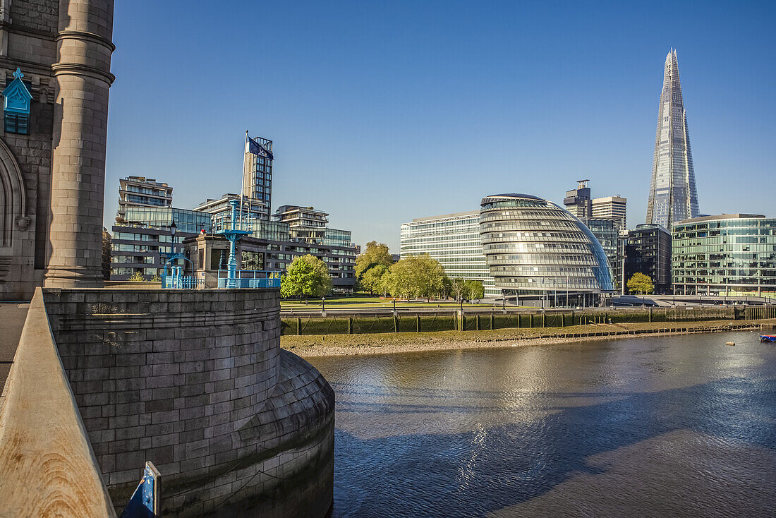 Blick auf London und die Themse von der Tower Bridge im Zentrum Londons, menschenleer zur Hauptverkehrszeit während der nationalen Abriegelung wegen der Covid-19-Pandemie; London, England, UK.