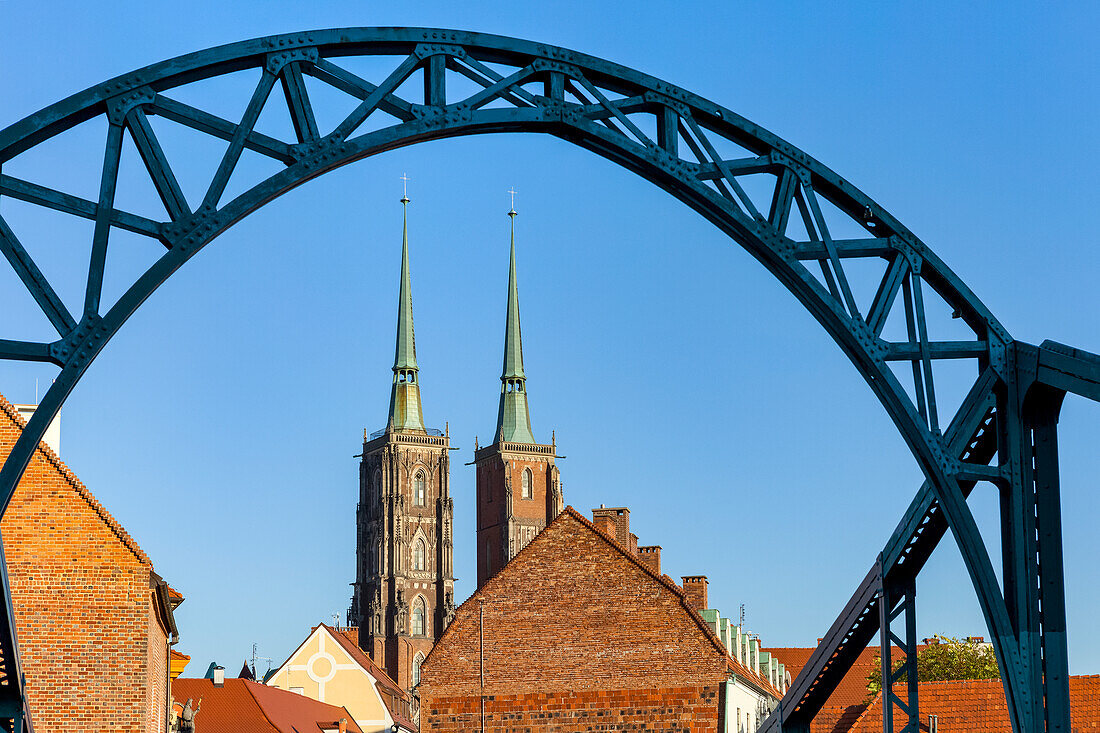 Blick auf die Kathedrale des Heiligen Johannes des Täufers von der Tumski-Brücke aus; Breslau, Schlesien, Polen.