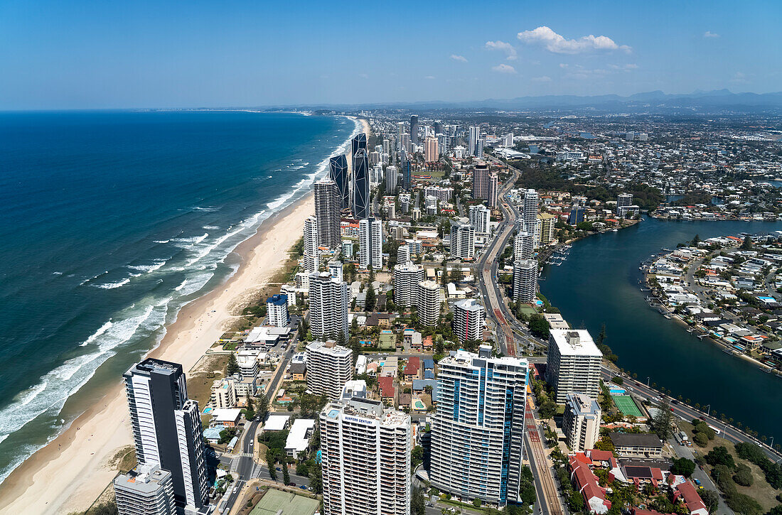 Überblick über die Küstenstadt Gold Coast und den Mermaid Beach; Gold Coast, Queensland, Australien.