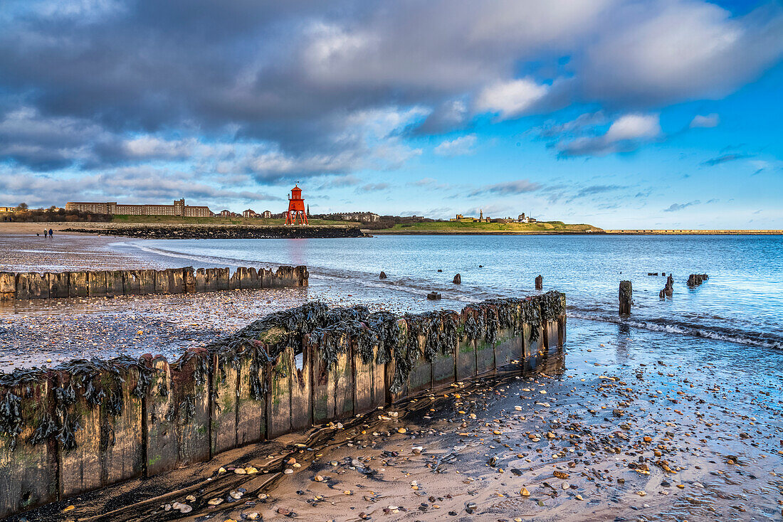 Herd Groyne Leuchtturm und Pier entlang der Uferlinie des Flusses Tyne; South Shields, Tyne and Wear, England, Vereinigtes Königreich.