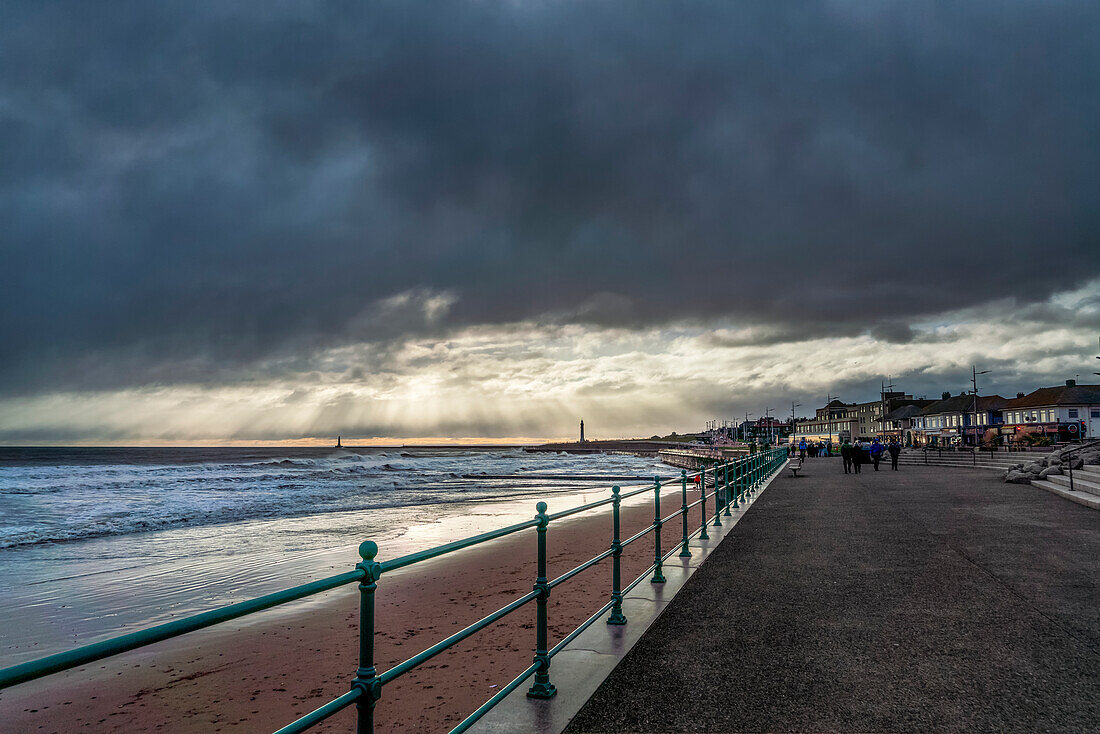 Strandpromenade entlang der Küstenlinie bei Sonnenuntergang; Sunderland, Tyne and Wear, England, Vereinigtes Königreich