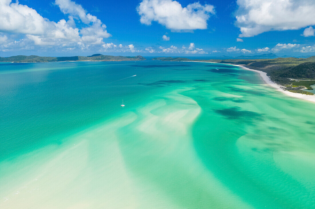 Segeln durch die Whitsunday-Inseln zum weißen Kieselsteinstrand von Whitehaven Beach ist eine beliebte Aktivität in Australien; Whitsundays, Queensland, Australien